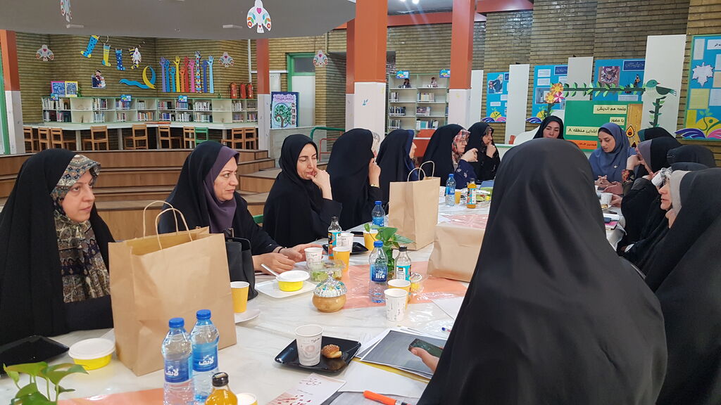 جلسه هماندیشی با مدیران مدارس ابتدایی منطقه ۸ تهران در مرکز ۲۱