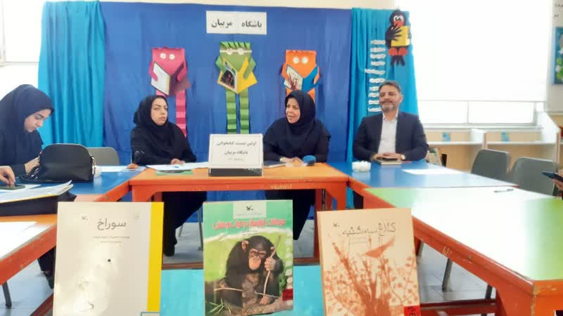 باشگاه کتابخوانی مربیان با حضور مدیرکل کانون استان مرکزی