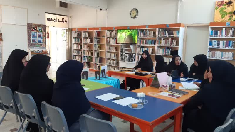 باشگاه کتابخوانی مربیان با حضور مدیرکل کانون استان مرکزی