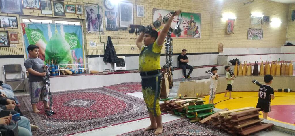 برگزاری برنامه پهلوانانه در زورخانه علی میرزایی همدانی