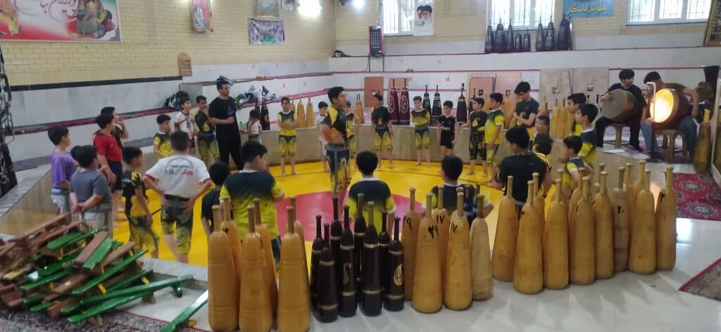 برگزاری برنامه پهلوانانه در زورخانه علی میرزایی همدانی