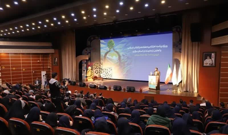 تجلیل از مدیرکل و کارشناس هنری کانون پرورش فکری استان مرکزی