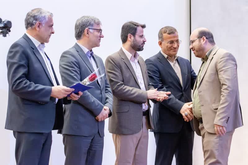 اختتامیه هفته هنر انقلاب اسلامی_مرکزی تجلیل از مدیرکل و کارشناس هنری کانون پرورش فکری استان مرکزی