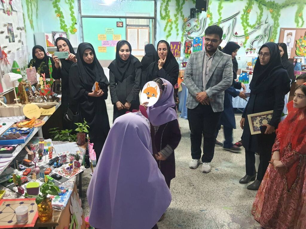 افتتاح نمایشگاه کانون یاران در مدرسه شهید رزمجویی و تجلیل از کانون یاران برتر