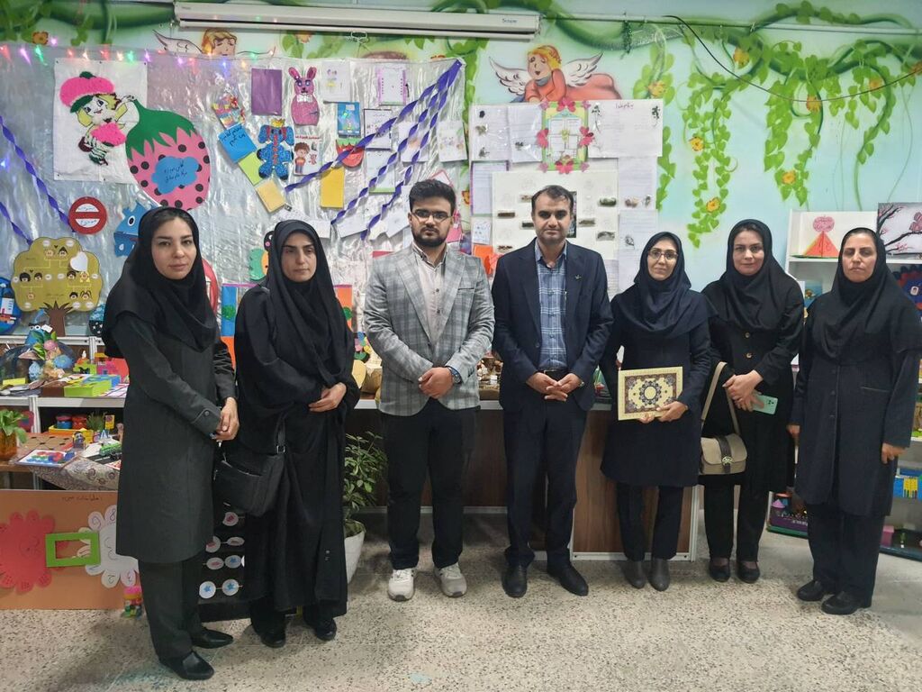 افتتاح نمایشگاه کانون یاران در مدرسه شهید رزمجویی و تجلیل از کانون یاران برتر