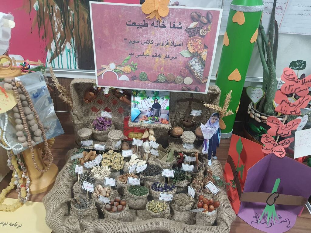 افتتاح نمایشگاه کانون یاران در مدرسه شهید رزمجویی و تجلیل از کانون یاران برتر