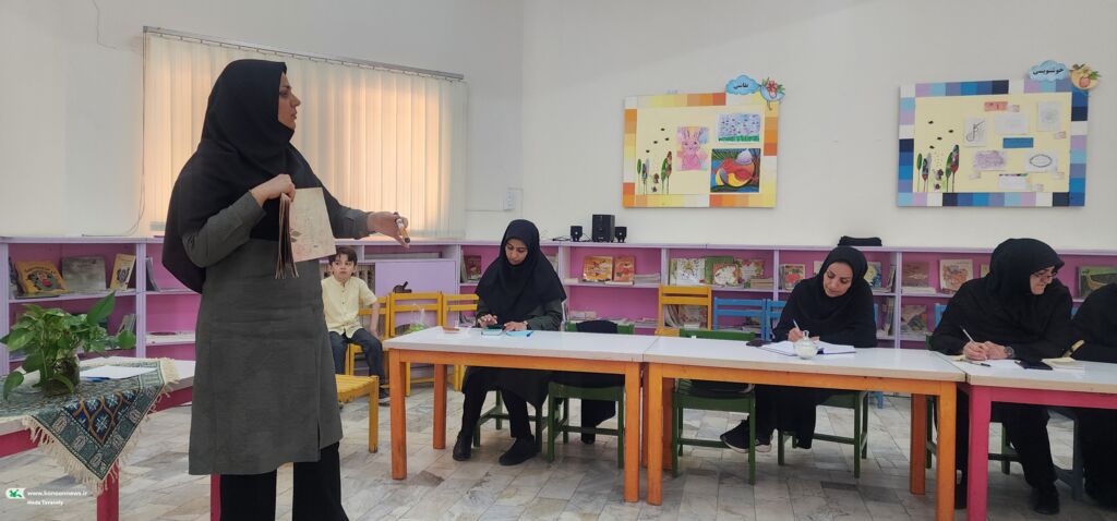 آموزش قصه گویی و کتابداری برای مربیان کانون با تخصص های هنری و ادبی