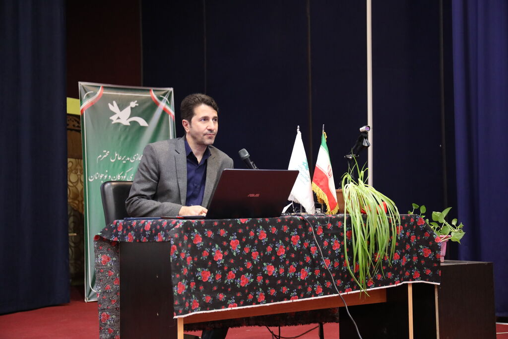 گردهمایی مراکز در راستای چشم انداز کانون حرکت کنند