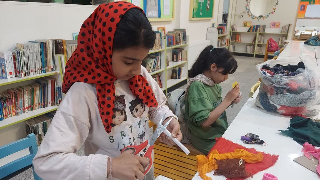 معرفی کتاب همراه با عروسک‌سازی در مرکز فرهنگی شماره 2 نیشابور