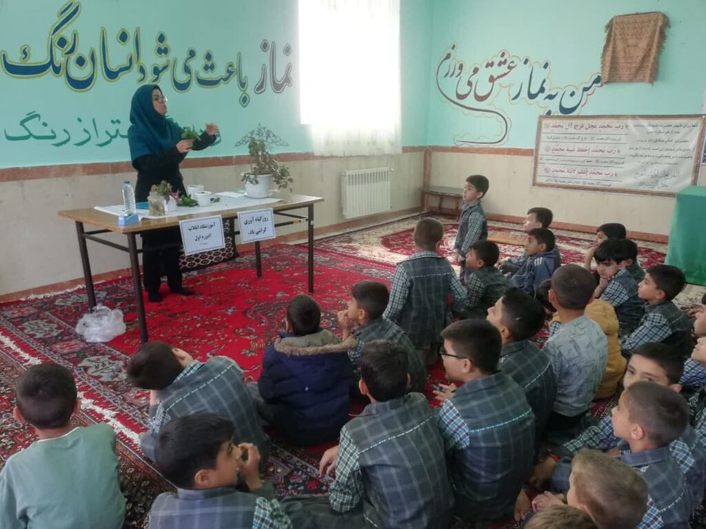 اجرای برنامه "من زمین را دوست دارم"در مراکز همدان