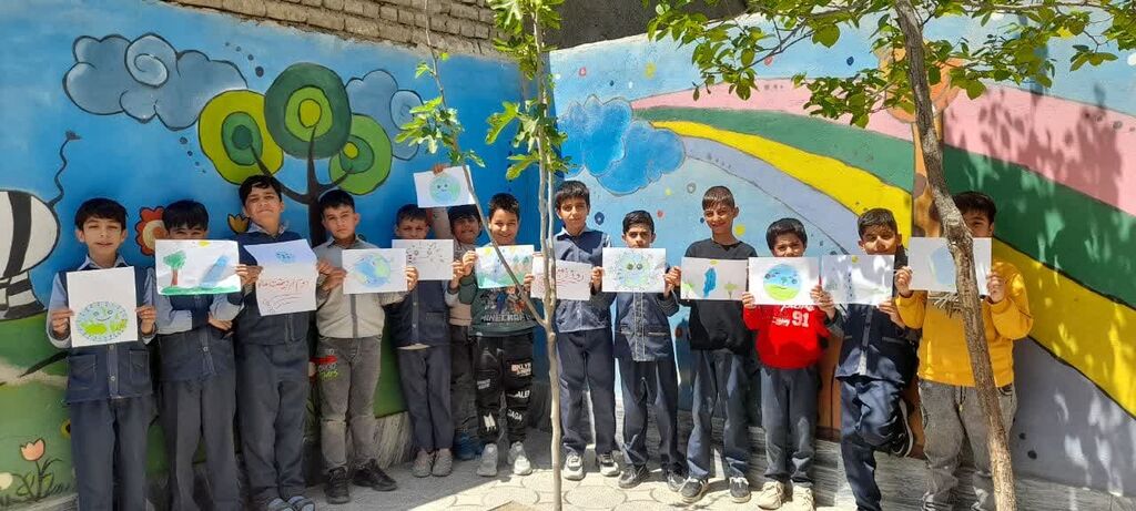 اجرای برنامه "من زمین را دوست دارم"در مراکز همدان