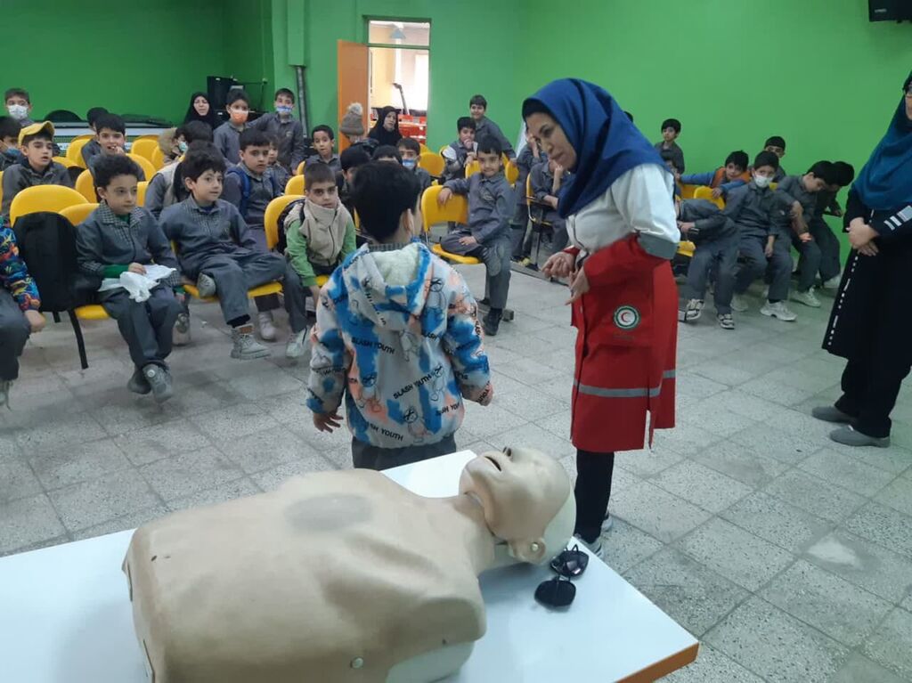 اجرای برنامه "من زمین را دوست دارم"در مراکز همدان