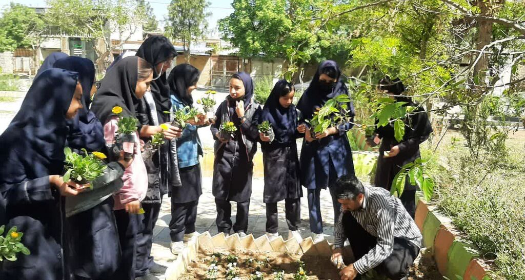 روز زمین پاک کانونی ها با «کاشت امید»، «سایبانی برای زمین» شدند