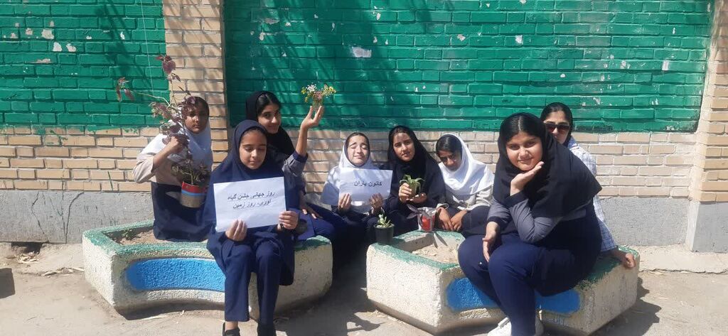 کانونیاران مرکز قصرشیرین مناسبتهای تقویم علمی را به مدارس بردند