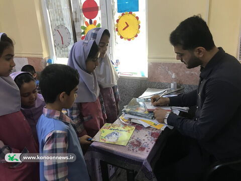 کتابخانه سیارروستایی تنگستان میهمان کودکان روستای لیلک شد