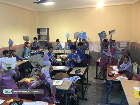 کتابخانه سیارروستایی تنگستان میهمان کودکان روستای لیلک شد