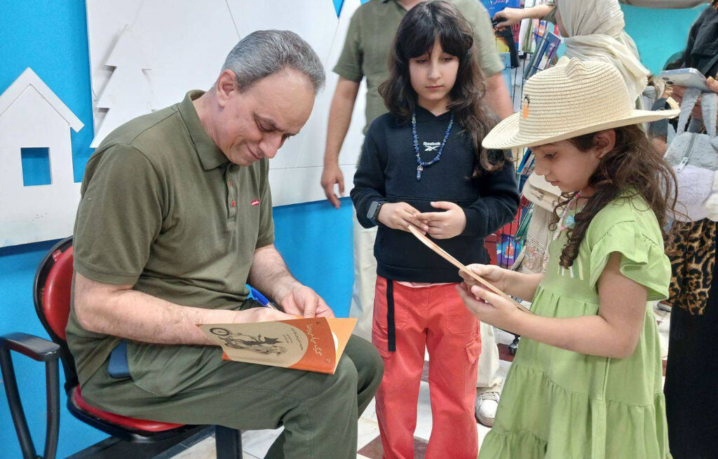 ونوش و کوهستان؛ نمایشی برای تخیل و دوستی «ونوش و کوهستان»؛ نمایشی برای تخیل و دوستی/ کتاب امضاشده در دستان کودکان