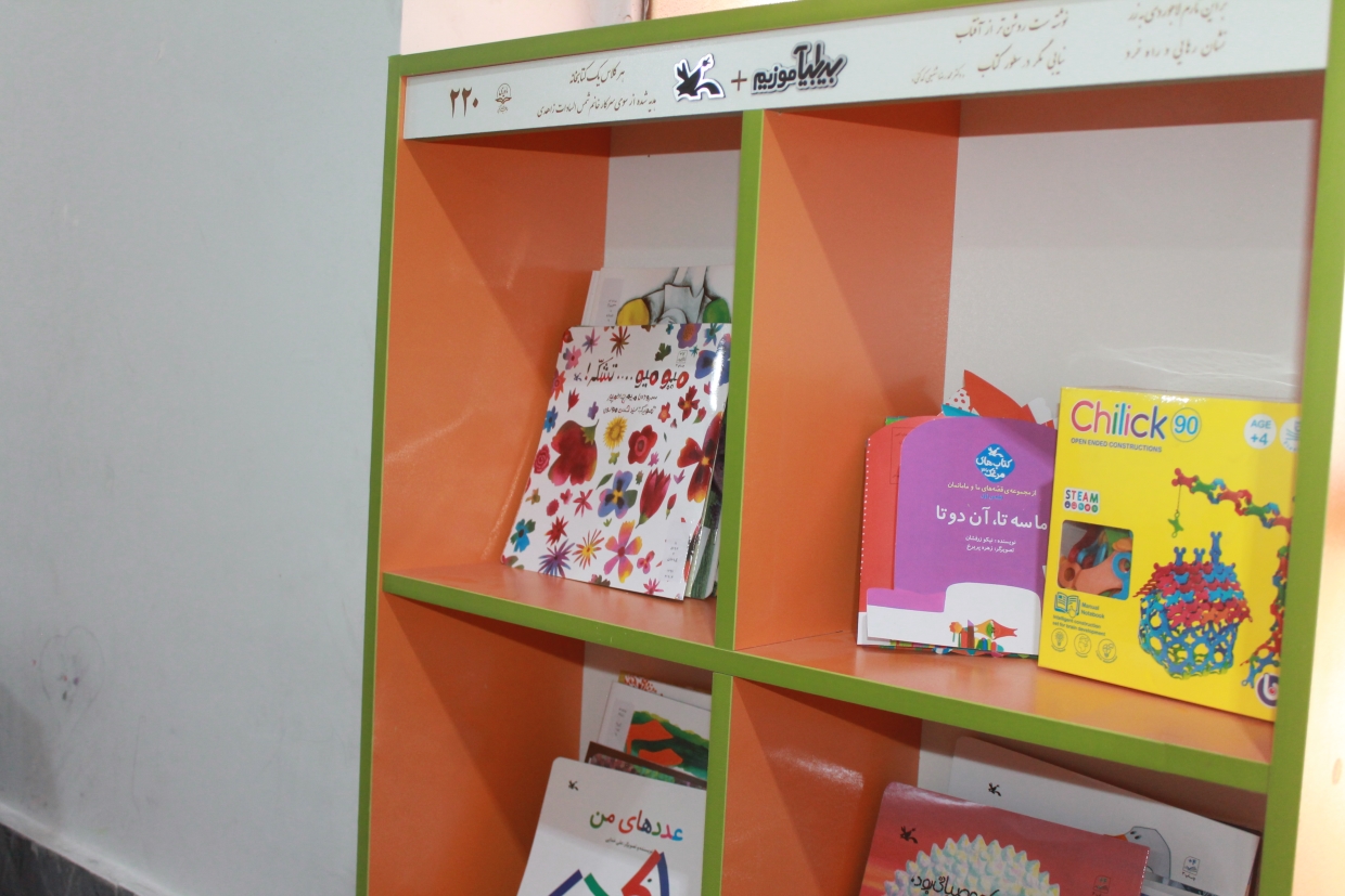 اهدای دو قفسه کتاب به مدرسه دانش اهواز در قالب طرح ملی «هر کلاس درس، یک قفسه کتاب»