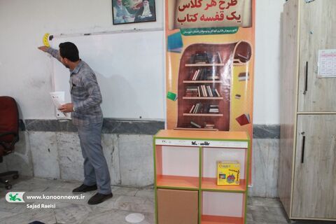 اهدای دو قفسه کتاب به مدرسه دانش اهواز در قالب طرح ملی «هر کلاس درس، یک قفسه کتاب»