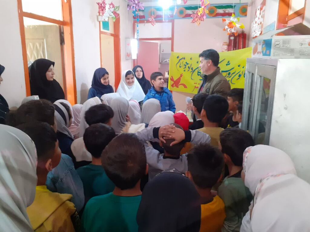 پیک امید مرکز سنقر میهمان دانشآموزان روستای سلطانطاهر شد