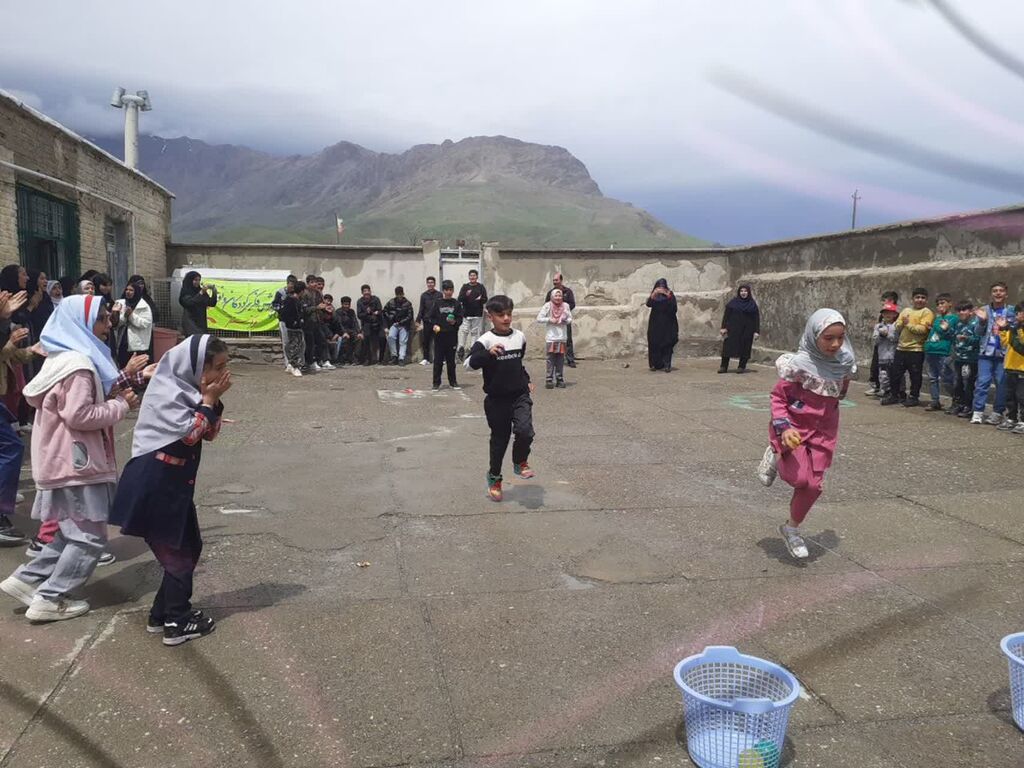 پیک امید مرکز سنقر میهمان دانشآموزان روستای سلطانطاهر شد