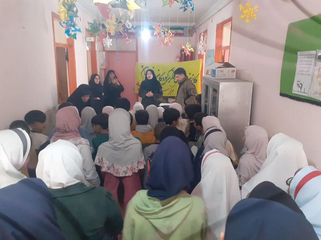 پیک امید مرکز سنقر میهمان دانشآموزان روستای سلطانطاهر شد