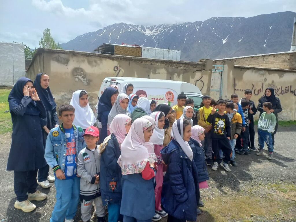 پیک امید مرکز سنقر میهمان دانشآموزان روستای سلطانطاهر شد
