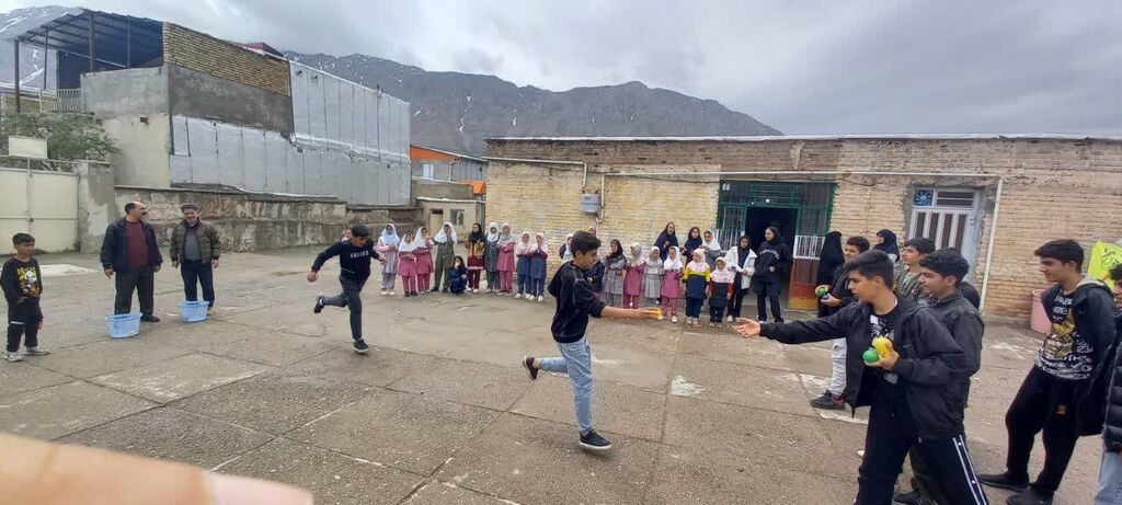 پیک امید مرکز سنقر میهمان دانشآموزان روستای سلطانطاهر شد