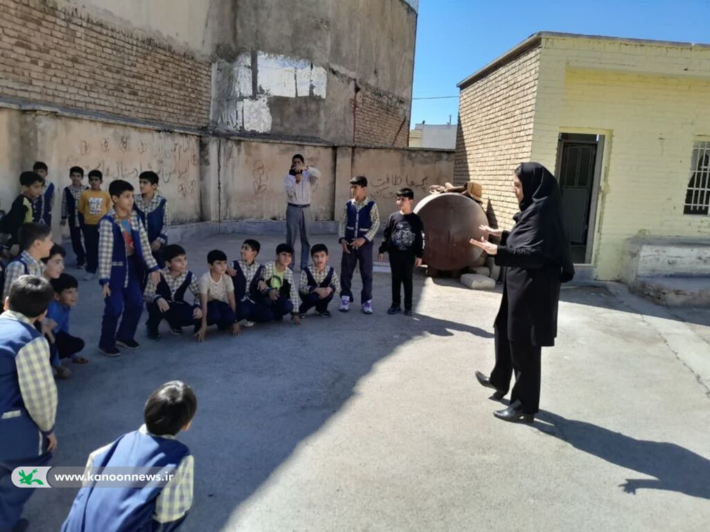 پیوند کتاب و کودکان خرمآباد با کتابخانه پستی کانون لرستان