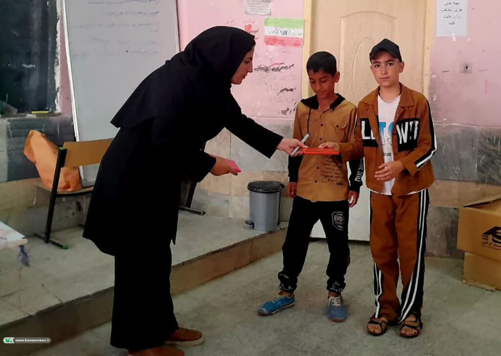 پیوند کتاب و کودکان خرمآباد با کتابخانه پستی کانون لرستان