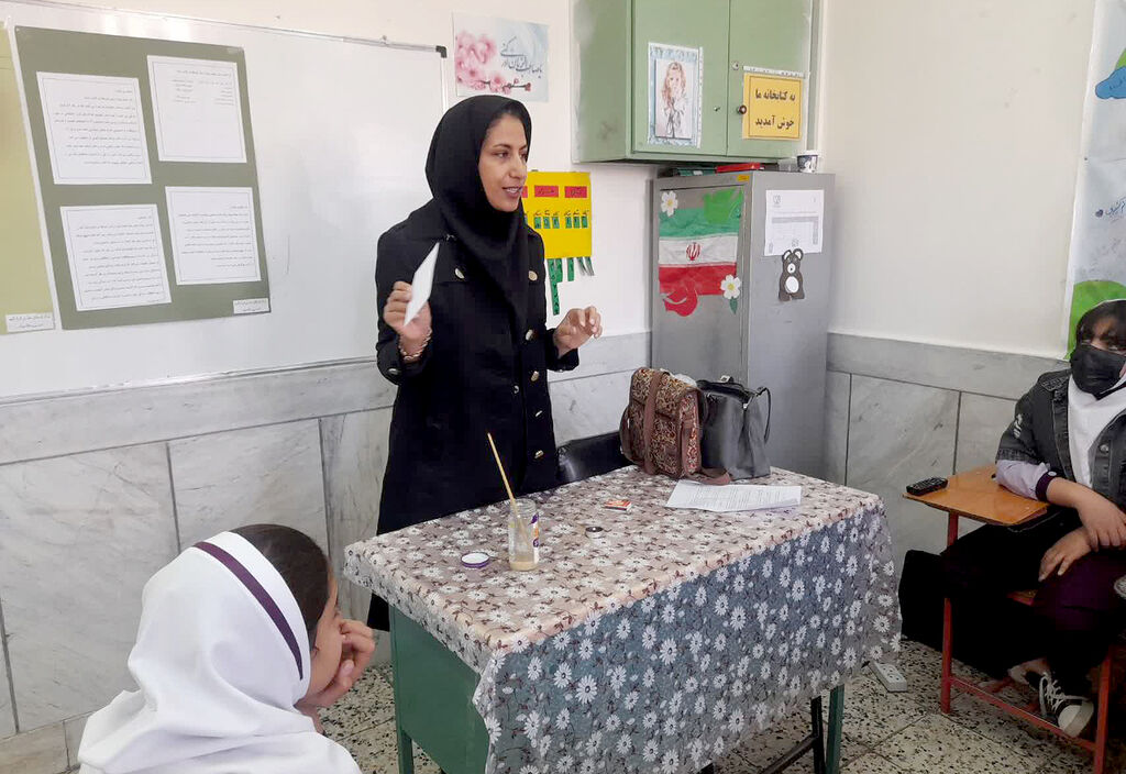 بزرگداشت روز علوم آزمایشگاهی، توسط مربیان کانون فرخ شهر اجرا شد