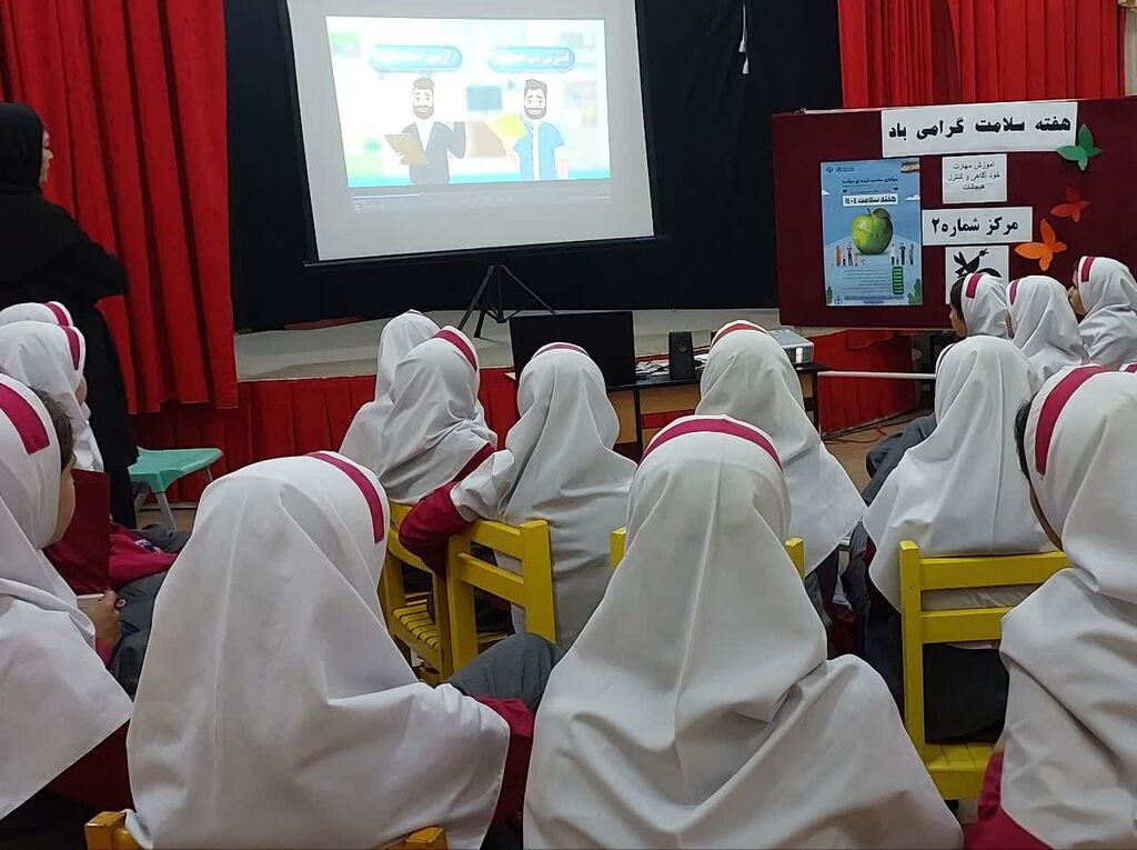 آموزش مهارتهای زندگی به دختران شقایق در هفته سلامت