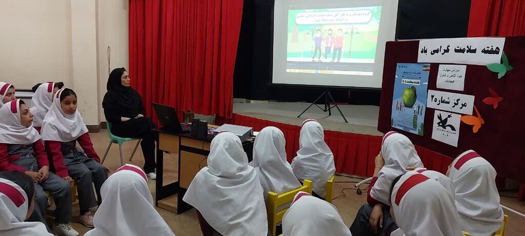 آموزش مهارتهای زندگی به دختران شقایق در هفته سلامت