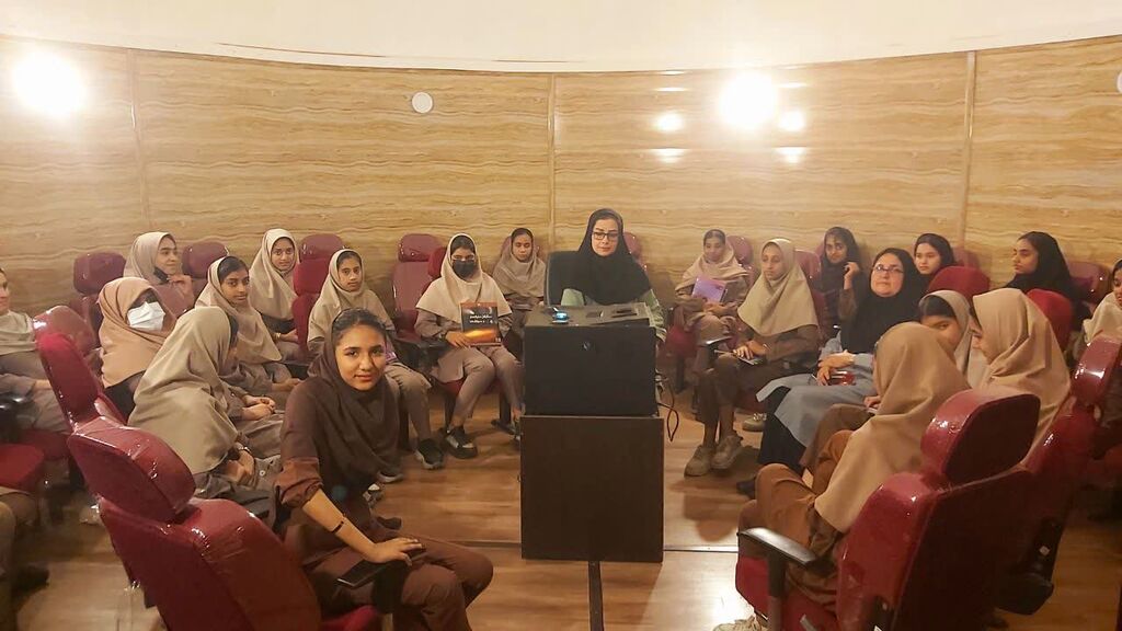 آشنایی دختران نوجوان بندرعباسی با کتابهای نجومی