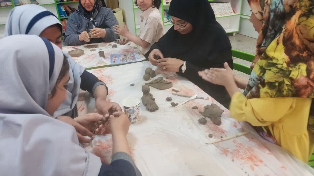 کارگاه سفالگری دختران و مادران به مناسبت روز دختر در مرکز فرهنگی بجستان