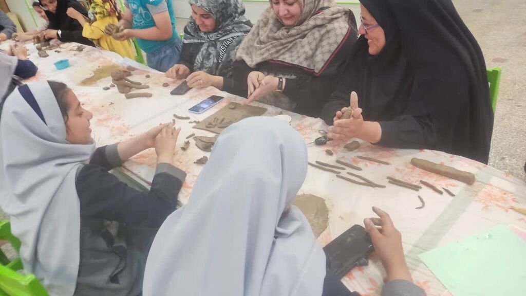 کارگاه سفالگری دختران و مادران به مناسبت روز دختر در مرکز فرهنگی بجستان