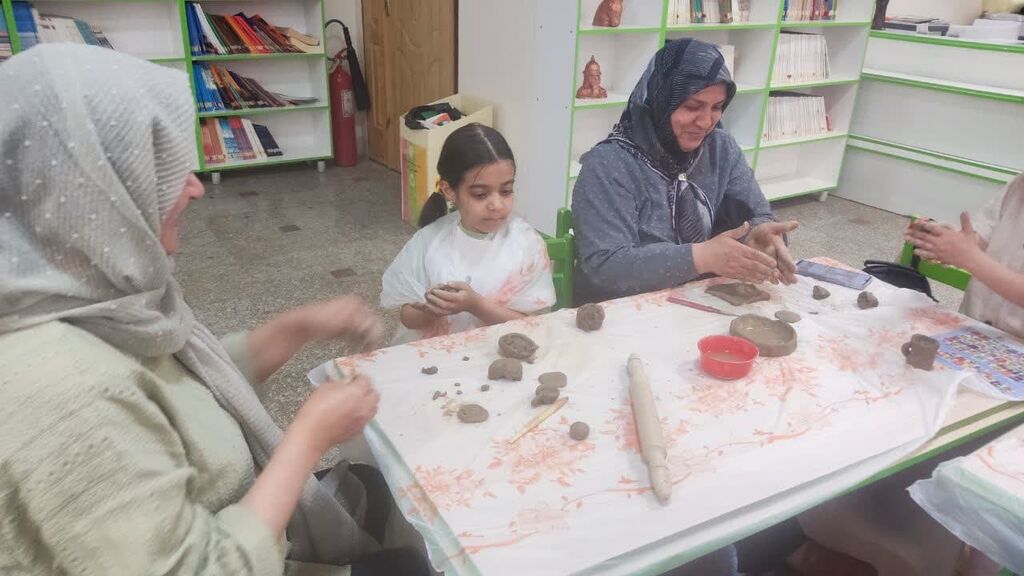 کارگاه سفالگری دختران و مادران به مناسبت روز دختر در مرکز فرهنگی بجستان