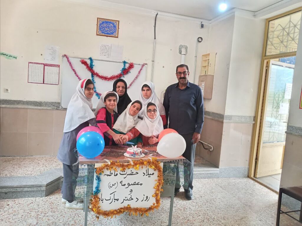 روز شیرین دانش آموزان دخترروستای پهنه شهرستان سیروان