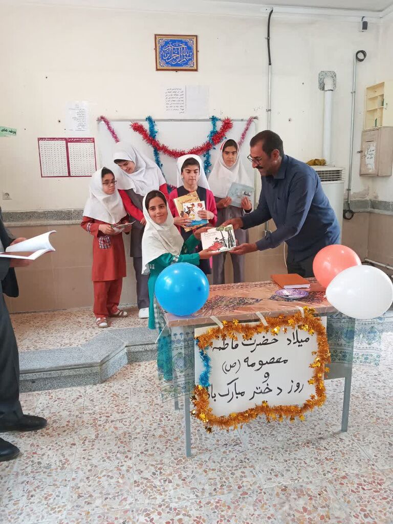 روز شیرین دانش آموزان دخترروستای پهنه شهرستان سیروان