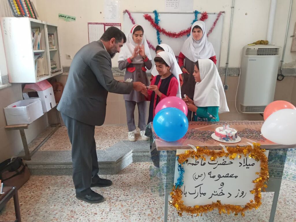 روز شیرین دانش آموزان دخترروستای پهنه شهرستان سیروان