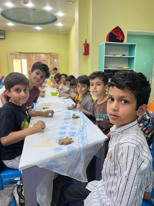 ساخت ماهیهای سفالی با حضور کودکان بندرعباسی