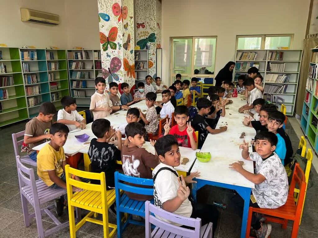 ساخت ماهیهای سفالی با حضور کودکان بندرعباسی