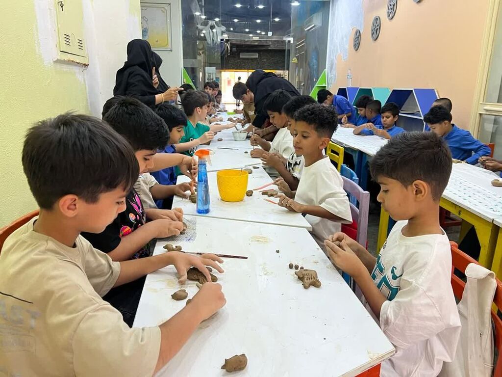 ساخت ماهیهای سفالی با حضور کودکان بندرعباسی