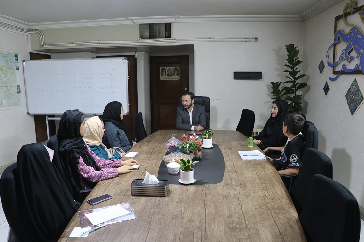 کانونیاران مرکز ۱۳ کانون استان اصفهان با مدیرکل کانون دیدار کردند