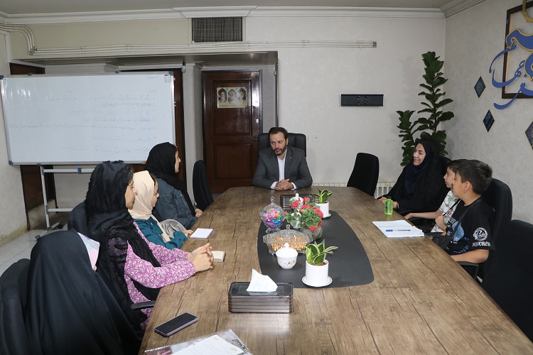 کانون‌یاران مرکز ۱۳ کانون استان اصفهان با مدیرکل کانون دیدار کردند