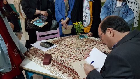 برنامه دو پنجره در کانون پرورش فکری کودکان و نوجوانان استان کرمانشاه در راستای تقویت فعالیت‌های ادبی و همنشینی پدید‌آورندگان ادبیات کودک و نوجوان با مخاطبان، با حضور بابک نیک‌طلب شاعر و نویسنده نامی ا