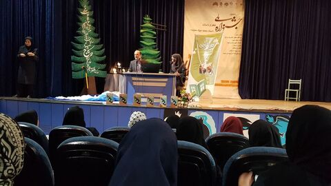 برنامه دو پنجره در کانون پرورش فکری کودکان و نوجوانان استان کرمانشاه در راستای تقویت فعالیت‌های ادبی و همنشینی پدید‌آورندگان ادبیات کودک و نوجوان با مخاطبان، با حضور بابک نیک‌طلب شاعر و نویسنده نامی ا