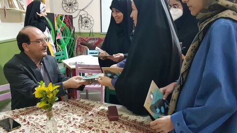 برنامه دو پنجره در کانون پرورش فکری کودکان و نوجوانان استان کرمانشاه در راستای تقویت فعالیت‌های ادبی و همنشینی پدید‌آورندگان ادبیات کودک و نوجوان با مخاطبان، با حضور بابک نیک‌طلب شاعر و نویسنده نامی ا