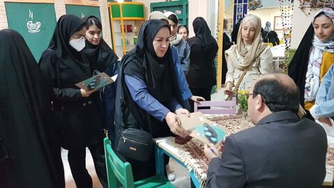 برنامه دو پنجره در کانون پرورش فکری کودکان و نوجوانان استان کرمانشاه در راستای تقویت فعالیت‌های ادبی و همنشینی پدید‌آورندگان ادبیات کودک و نوجوان با مخاطبان، با حضور بابک نیک‌طلب شاعر و نویسنده نامی ا