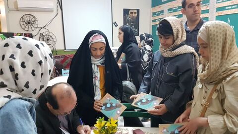 برنامه دو پنجره در کانون پرورش فکری کودکان و نوجوانان استان کرمانشاه در راستای تقویت فعالیت‌های ادبی و همنشینی پدید‌آورندگان ادبیات کودک و نوجوان با مخاطبان، با حضور بابک نیک‌طلب شاعر و نویسنده نامی ا